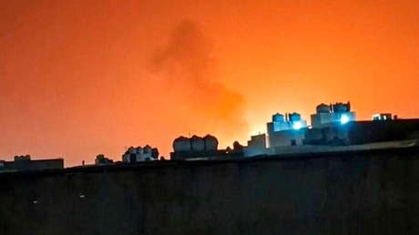 Fars: Irán ataca dos complejos petroquímicos clave de EE.UU. en Arabia Saudita