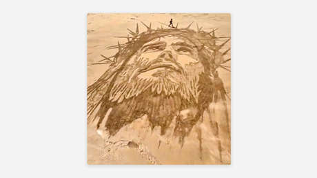 VIDEO: Rostro de Jesús aparece dibujado en la arena de una popular playa