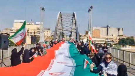 Iraníes extienden su bandera a lo largo de un puente en medio de las amenazas de Trump (VIDEO)