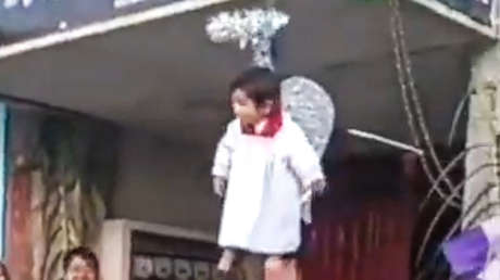 VIDEO: La polémica celebración de Semana Santa con un niño colgado con cadenas
