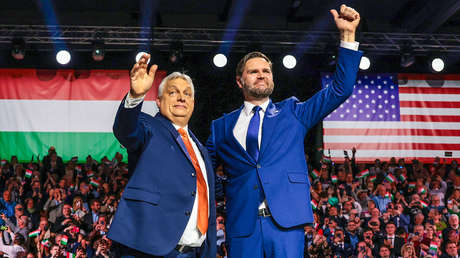 Vance llama por teléfono a Trump en un mitin (VIDEO)