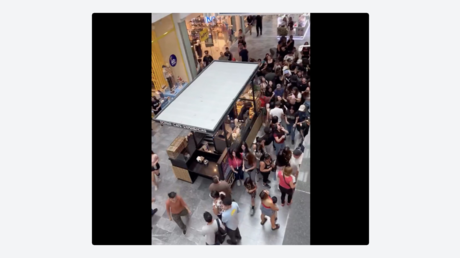 VIDEO: 'Influencers' lanzan una lluvia de billetes en centro comercial y pasa esto