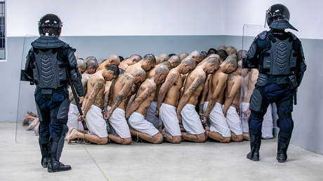 Bukele responde a la crítica de Petro sobre los "campos de concentración" de El Salvador