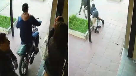 Intentan robar a una joven, pero no contaban con la valiente respuesta de la madre (VIDEO)