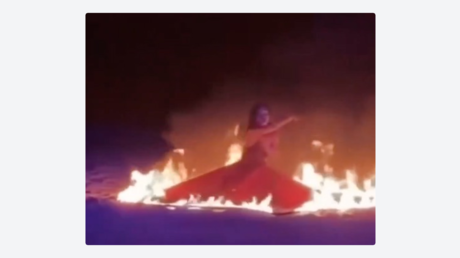 VIDEO: Bailarina se prende fuego en pleno 'show' y corre hacia un río para salvarse