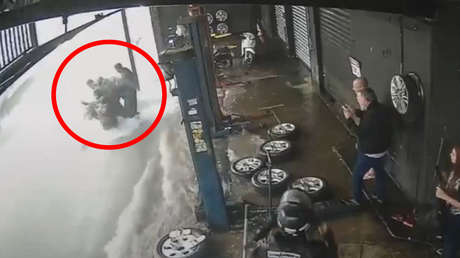 "Escena de película": rescatan a motorizado arrastrado por una inundación en Brasil (VIDEO)