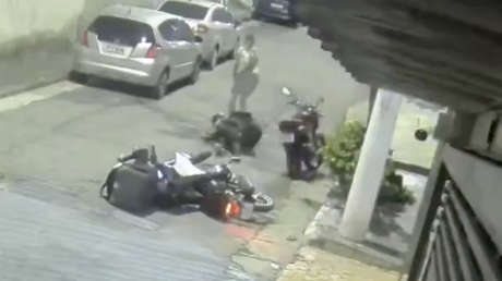 Tratan de robar a una mujer policía y lo pagan caro (FUERTE VIDEO)