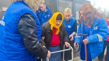 Desgarradoras IMÁGENES de dos ancianos que volvieron a Rusia tras ser llevados por la fuerza a Ucrania