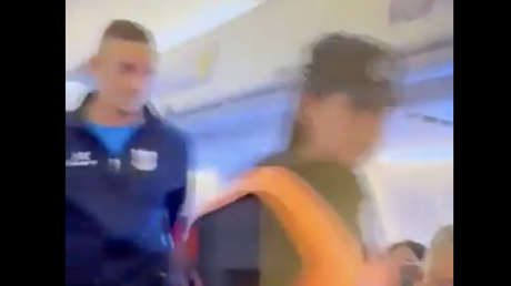 Futbolista bromea con "bomba" en un avión y lo paga caro (VIDEO)