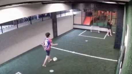 Niño salva a su amigo de la muerte en una cancha de fútbol (VIDEO)