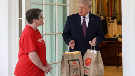 Una "abuela" repartidora de McDonald’s le responde a Trump en la cara si votó por él