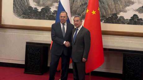 Lavrov y Wang Yi se reúnen en China mientras Trump tensa la situación en Ormuz