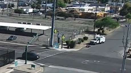 VIDEO: Segundos de terror antes de que un niño sea salvado a escasos centímetros de una carretera