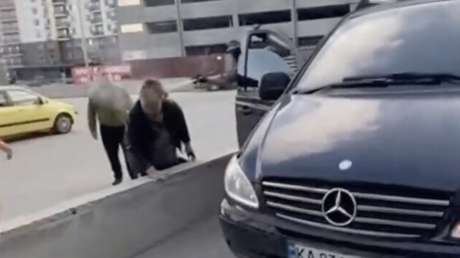 VIDEO: Reclutadores ucranianos rocían con gas pimienta a una mujer que impedía una movilización forzosa