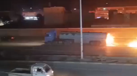 VIDEO: Un camión cisterna en llamas deja un rastro de fuego a su paso