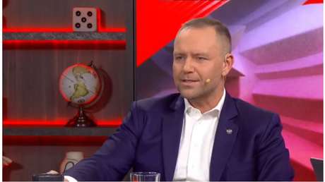Momento incómodo en TV: presidente de Polonia deja caer su snus en plena entrevista (VIDEO)