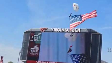 VIDEO: Paracaidista con una enorme bandera de EE.UU. se estampa contra el marcador en pleno estadio