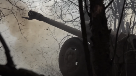 VIDEO: Fuego de artillería ruso arrasa refugios y personal enemigo