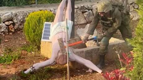 Captan a un soldado israelí destruyendo una estatua de Jesucristo