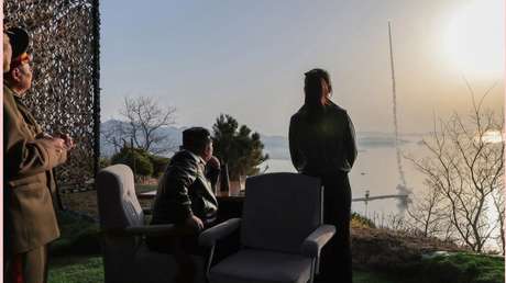 FOTOS: Kim Jong-un y su hija inspeccionan el lanzamiento de potentes misiles balísticos
