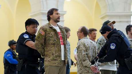 Arrestan a decenas de veteranos en EE.UU. cuando protestaban contra la guerra en Irán (VIDEOS)