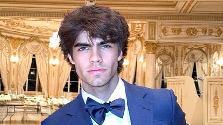 'Streamer' llora para mejorar la calidad de su cabello (VIDEO)