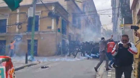 VIDEO: policías bolivianos lanzan gases lacrimógenos a maestros