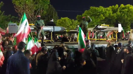 VIDEOS: Multitudes de iraníes saludan con gritos el paso de drones y misiles por sus ciudades