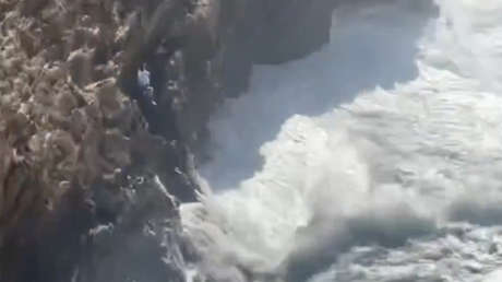 Familia queda atrapada en una desesperada situación en un acantilado (VIDEO)