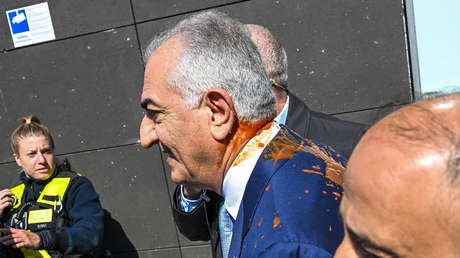 VIDEOS: Rocían con zumo de tomate al heredero del último sah de Irán en Alemania