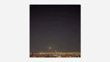 Reportan que se activaron las defensas antiaéreas en Teherán enfrentando objetivos hostiles (VIDEOS)