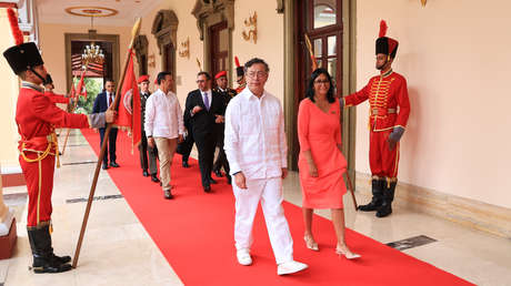 Petro insta a "liberar a los pueblos de la frontera de las mafias" tras reunión con Delcy Rodríguez