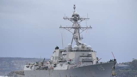 FOTO: EE.UU. muestra cómo su destructor detiene a un barco iraní