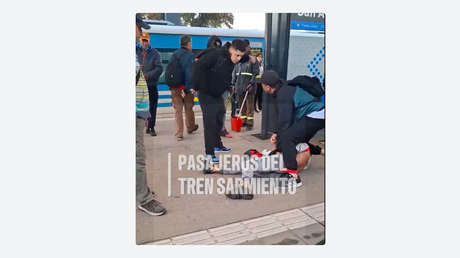 Justicia por mano propia: Pasajeros golpean a un hombre que acosaba a mujeres en el tren (VIDEO)