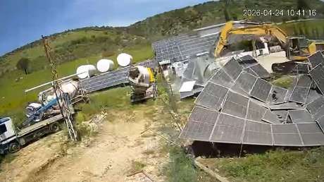 VIDEO: Israelíes destrozan paneles solares con excavadoras en una aldea del Líbano