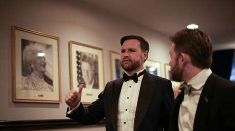 VIDEO: Sacan a Vance de la cena de corresponsales en medio del pánico tras reportarse disparos