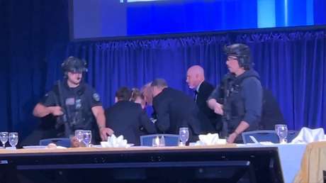 VIDEOS: Trump se cae durante la evacuación en cena con corresponsales