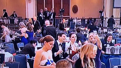 VIDEO: Asistentes se llevan botellas de vino tras tiroteo en acto con Trump