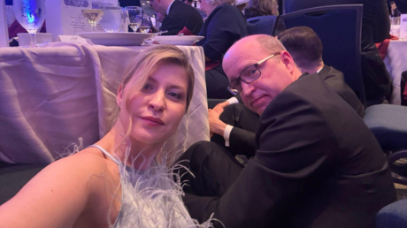 Periodista acusa a la embajadora ucraniana de autopromoción tras el tiroteo en la cena con Trump