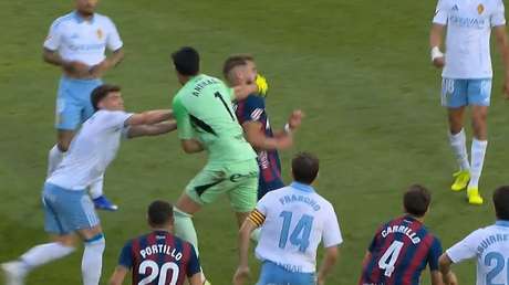 Arquero empuja a rival, lo expulsan y luego le da un fuerte puñetazo (VIDEO)