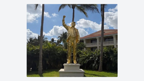 FOTO: Instalan una gigantesca estatua dorada de Trump en su club de golf