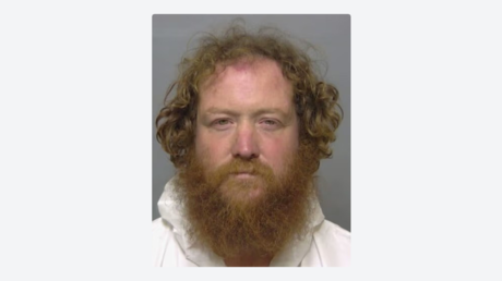 Arrestado en el agua: hombre se esconde en la piscina tras disparar en el cuello a una mujer