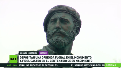 Depositan una ofrenda floral en el monumento a Fidel Castro en Moscú en el centenario de su nacimiento