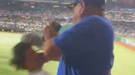 Un fanático de los Yankees se burla de sus rivales y recibe un puñetazo en la cara (VIDEOS)