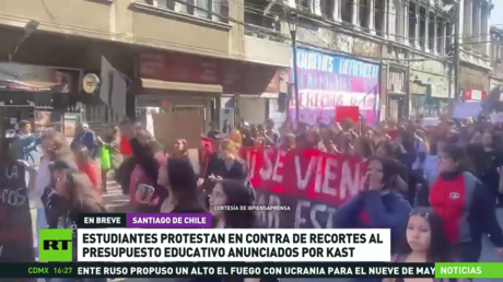 Estudiantes chilenos protestan en contra de recortes al presupuesto educativo anunciados por Kast