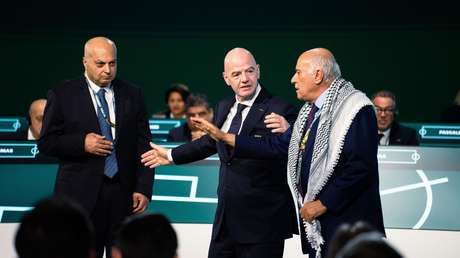 Momento incómodo: El jefe de la FIFA no logra que los delegados de Israel y Palestina se den la mano