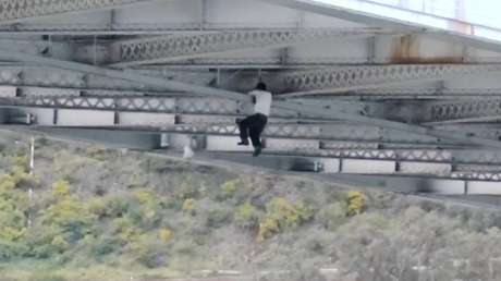 VIDEO: Persecución policial a un coche robado termina con el ladrón trepando por un puente
