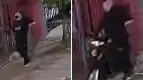 VIDEO: Ladrones roban una moto de un edificio y caminan con ella por la calle como si nada