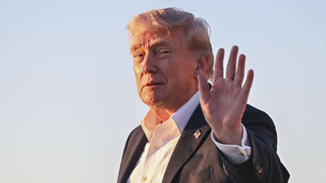 Trump bromea con permanecer en la Casa Blanca casi una década más