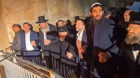 VIDEO: Ministro de Finanzas israelí baila en una mezquita en Cisjordania
